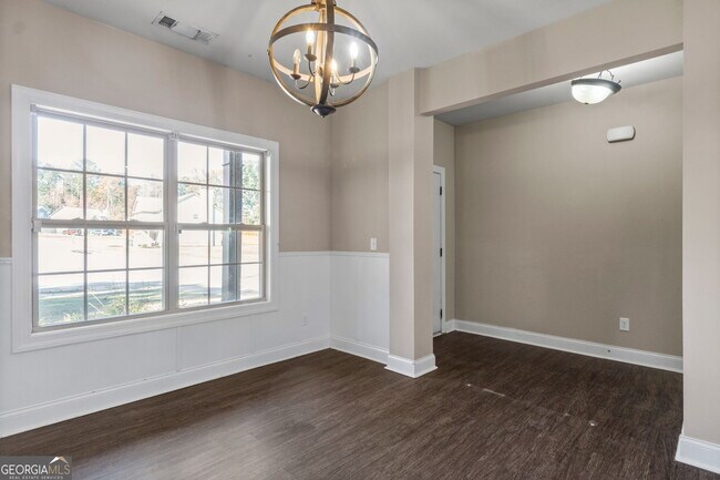 Building Photo - 475 Louise Way