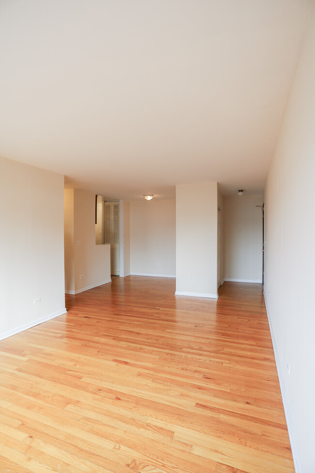 Building Photo - 1055 W Catalpa Ave