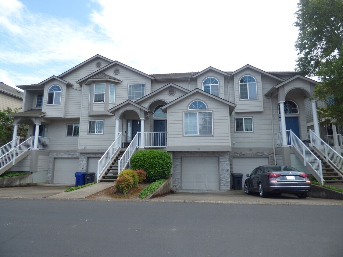 Building Photo - 3 Bed Lakeside Townhouse in Gated Community
