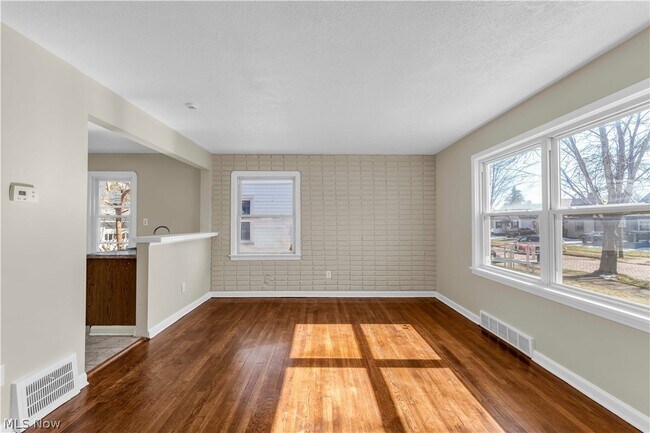 Foto del edificio - 12004 Mortimer Ave