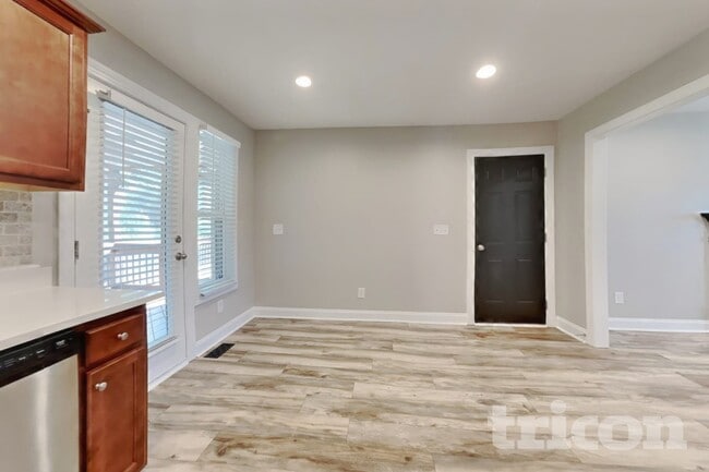 Building Photo - 302 Oxfordshire Dr