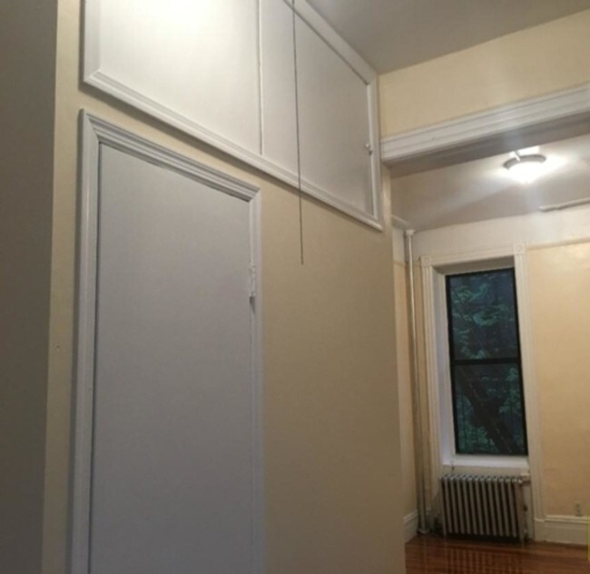 Building Photo - 233 E 77th St