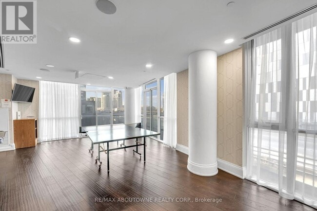 Building Photo - 20 Bruyeres Mews