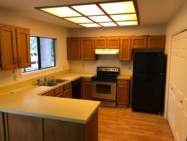 Building Photo - 5856 SW Lakeview Blvd. ~ Lake Oswego Home