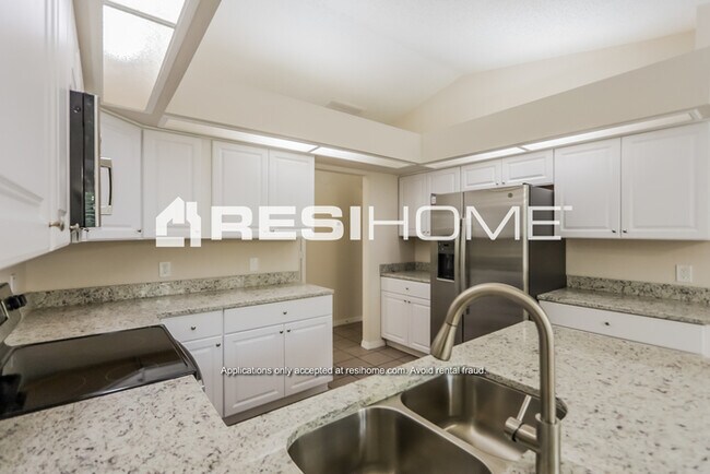 Building Photo - 8000 Glenridge Loop W