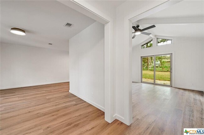 Foto del edificio - 608 Franklin Dr