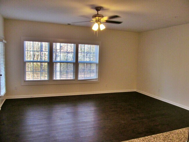 Building Photo - Spacious Condo!