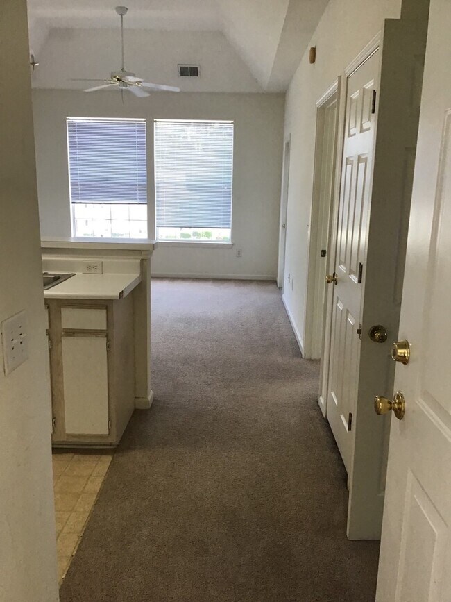 Foto del edificio - 1 Bedroom Unfurnished Condo in Fairways