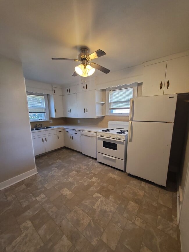 Building Photo - 3 Bedroom 1 Bath House in Rock Island