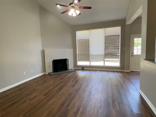 Foto del edificio - 1544 Commerce Dr