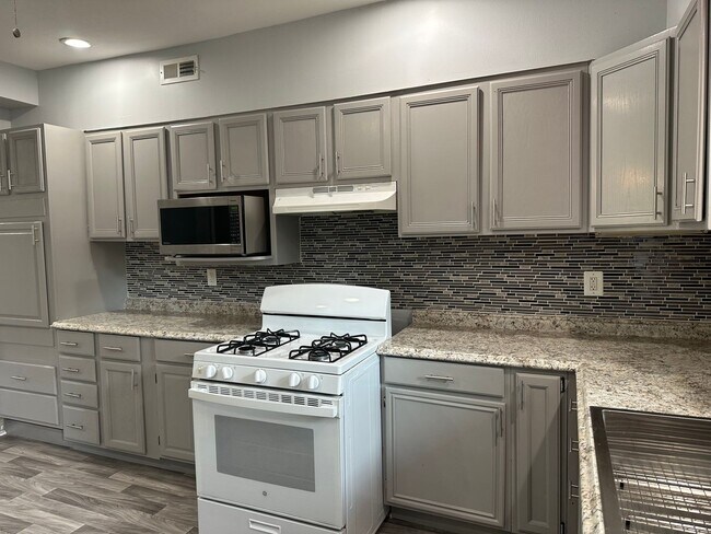 Foto del edificio - Spacious Rooms! Hardwood Flooring Througho...