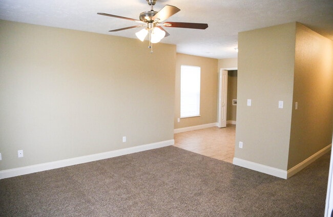 Building Photo - 614 W Mt Vernon St