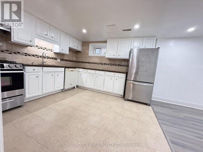Photo du bâtiment - 283 E 45th St