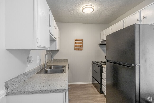 1BR, 1BA - 640SF - Kitchen - Glastonbury Woods