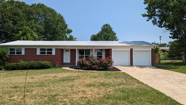 Building Photo - 206 Mockingbird St