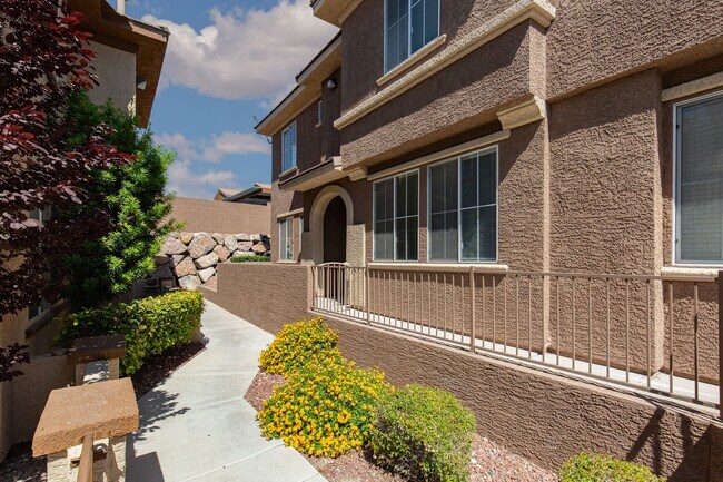 Foto del edificio - NW townhome with 2 car garage in gated community.