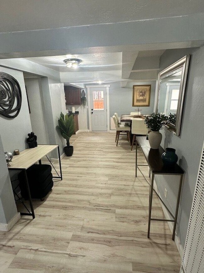 Foto del edificio - Nicely renovated 2Bd 2Ba house with large yard and pet friendly!! Available for a seasonal rental...