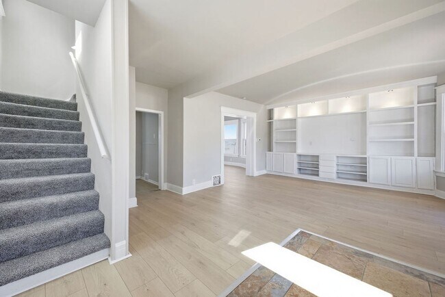 Foto del edificio - Spacious 4-Bedroom, 1.5-Bath Home with Plenty of Living Space!