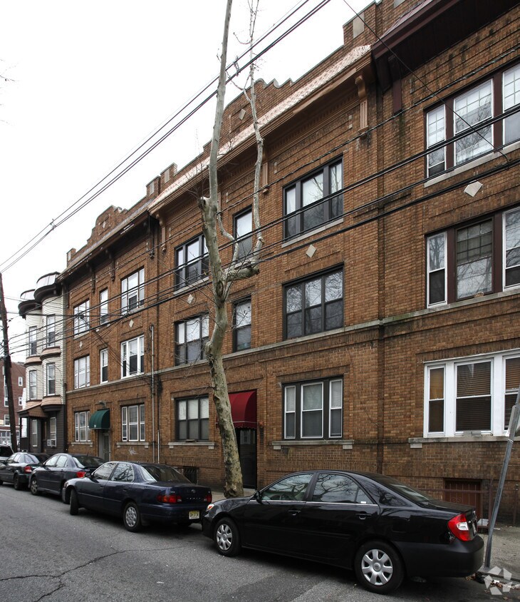 Foto principal - 61 Hopkins Ave