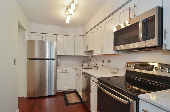Building Photo - 50 E Bellevue Pl