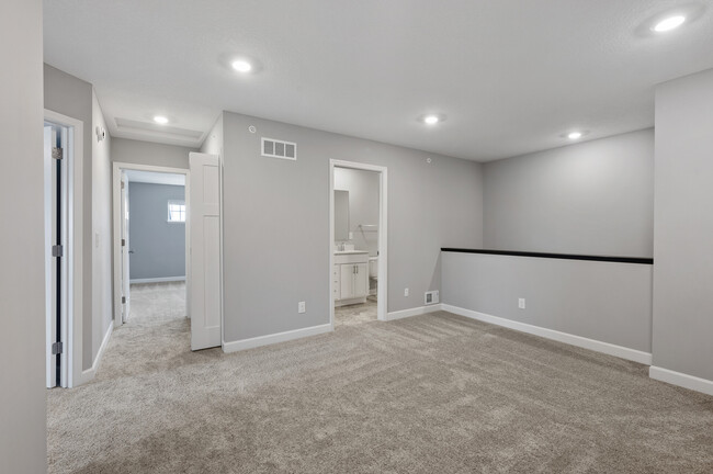 Building Photo - 10889 Everest Pl N