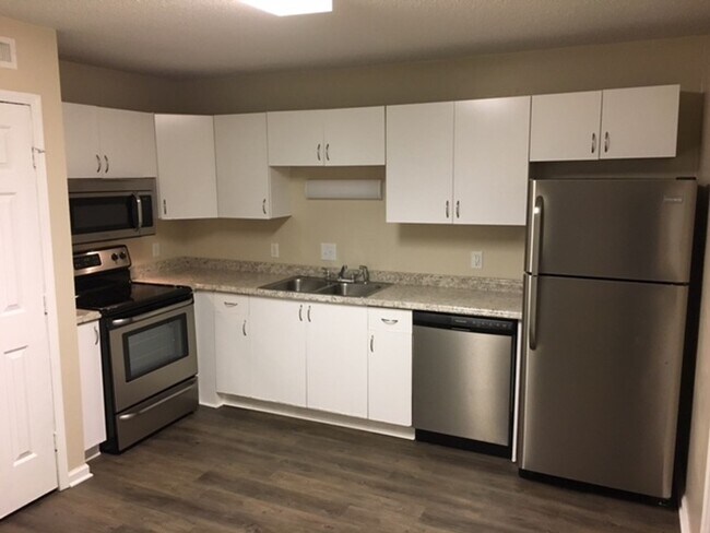 Building Photo - Renovated 2 bedroom Townhomes in Greer