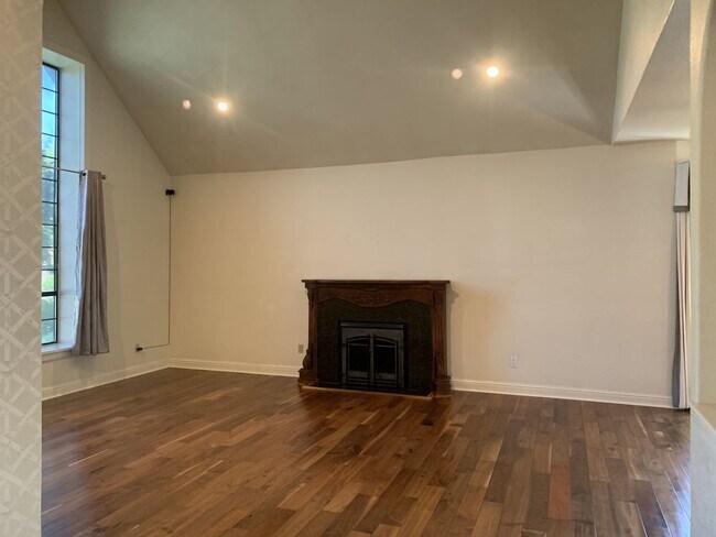 Building Photo - BEAUTIFUL LUXURY HOME WITH POOL IN ROSEVILLE