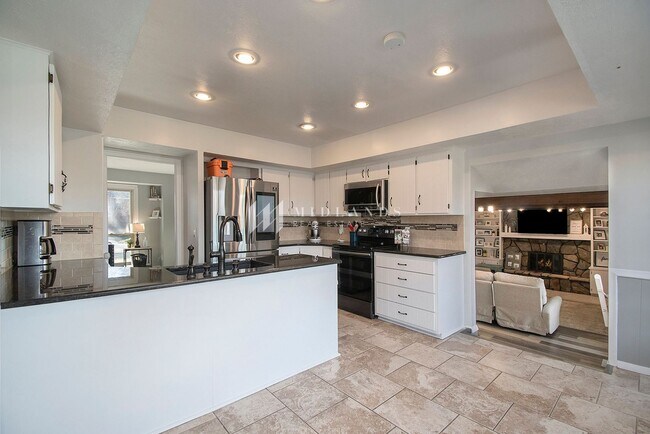 Building Photo - Large 5 bedroom home in Bellevue!