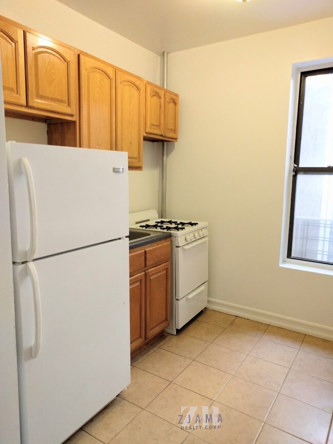 Foto del edificio - 8678 Bay Pkwy