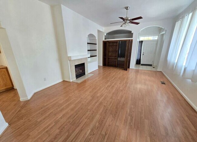 Foto del edificio - Stylish 4-Bedroom Home Near Red Hawk Golf ...