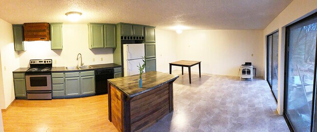 Building Photo - 740 SE Ridgeview Ct