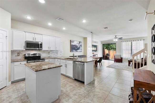 Building Photo - 10450 Wellington Parc Dr