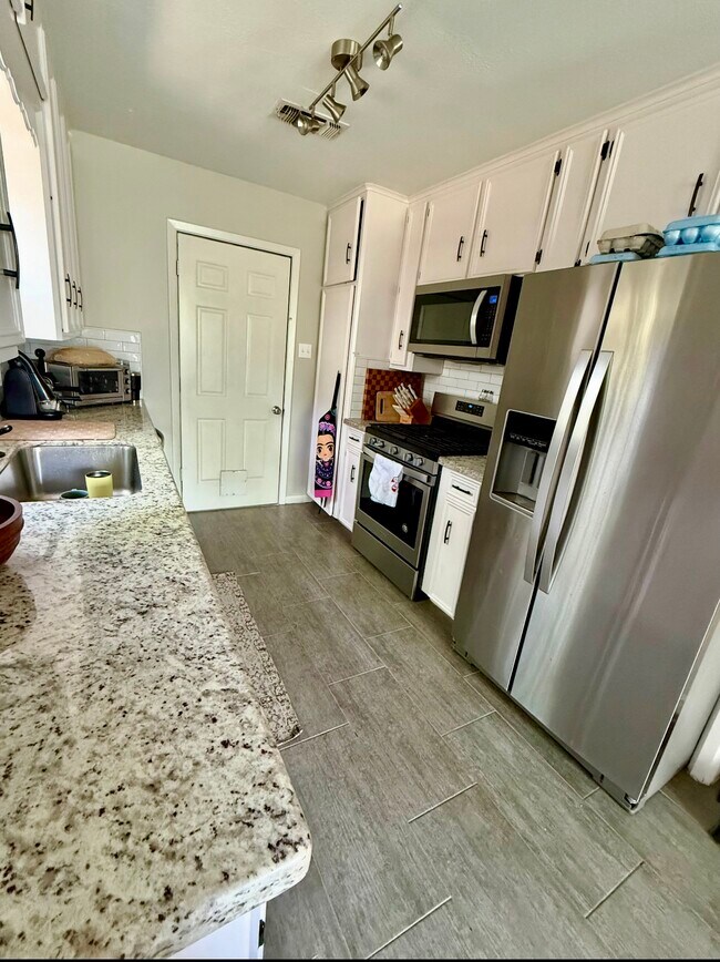 Foto del edificio - 4011 Woodbriar Dr