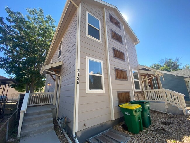 Building Photo - Spacious Englewood Home
