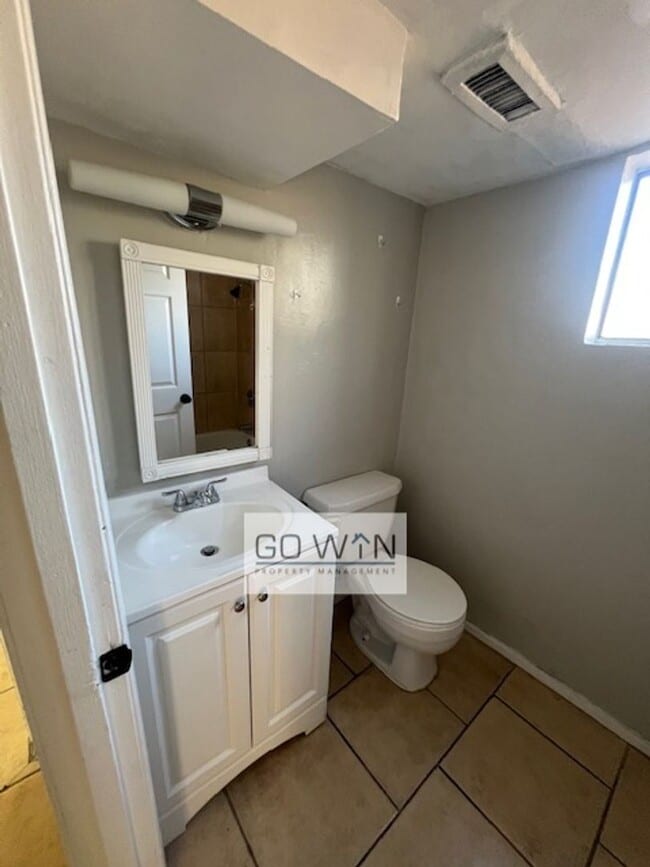 Building Photo - 1836 E Harvard St