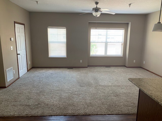 Foto principal - 2 BR 2 BA West Des Moines Townhome