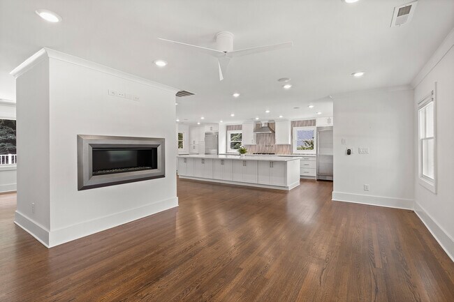 Foto del edificio - 695 Glenforest Rd