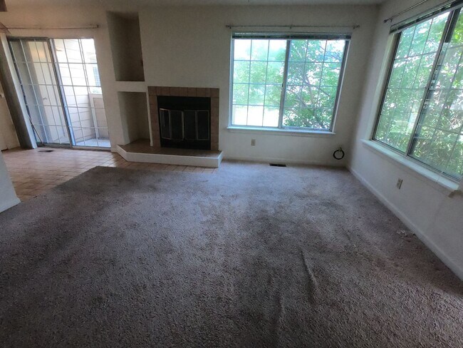 Building Photo - Cozy ground floor Condo in Gunbarrel