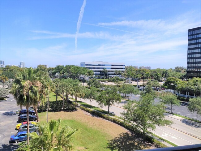 Foto del edificio - 2421 NE 65th St