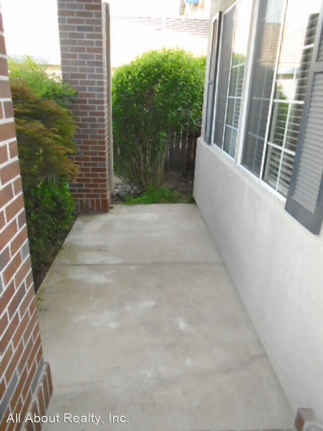 Building Photo - 3 br, 3 bath House - 309 BRADFORD COURT