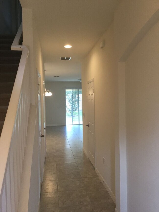 Building Photo - Townhome near the HEART OF OVIEDO!