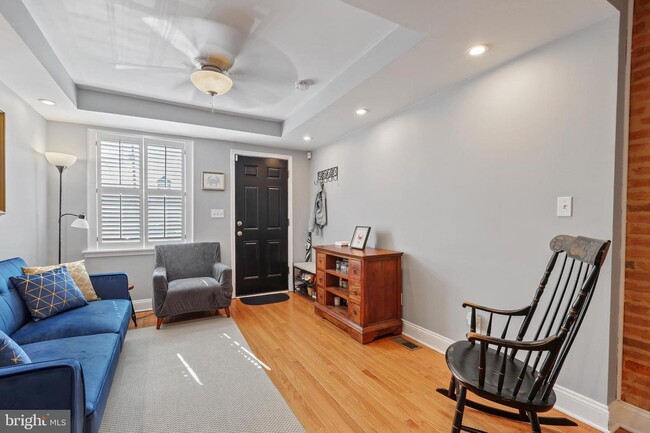 Building Photo - 405 S Madeira St