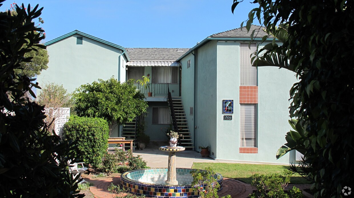 Foto del edificio - 206 E Whittley Ave