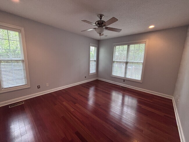 Foto del edificio - 305 Juniper Creek Blvd