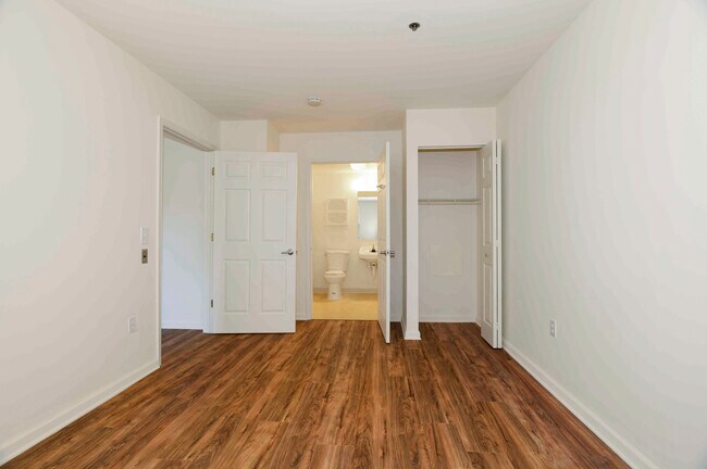 Foto del edificio - Warren Place Senior Apartments 62+