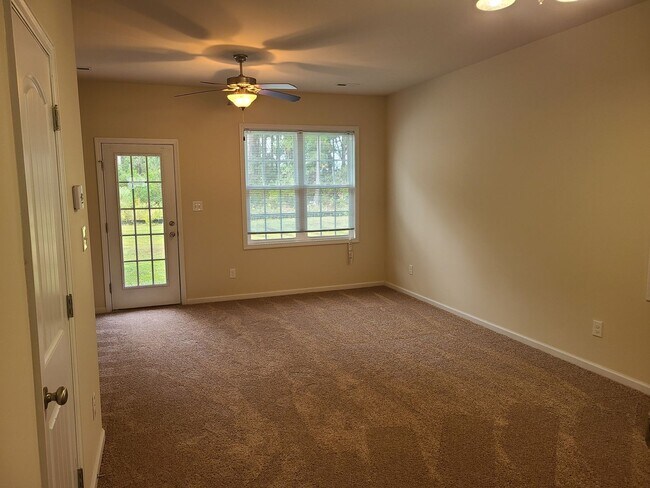 Foto del edificio - 2 bedroom, 2.5 bath unfurnished townhouse in Holly Ridge - Beacon Woods Community