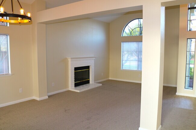 Building Photo - Stunning 3bed, 2.5 bath rent ready home !!
