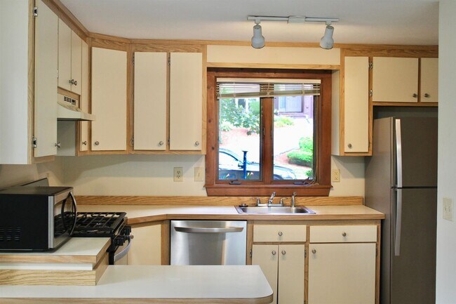 Building Photo - 5 Cornwall Ln