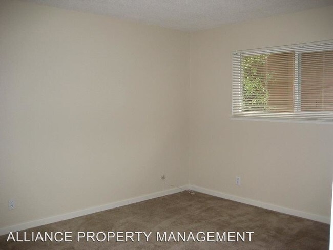 Building Photo - 2 br, 1 bath Apartment - 402 Pheasant Lane