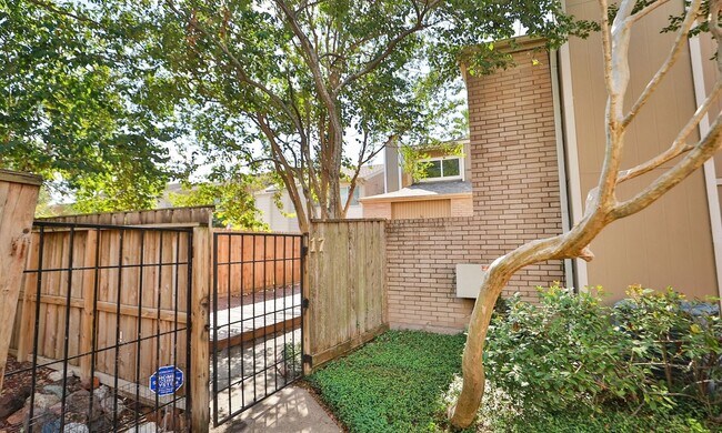 Foto del edificio - 2-bedroom, 2.5-bathroom condo is located i...